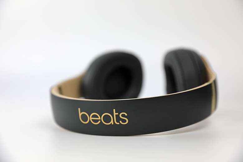The Beats by Dre Studio3 Wireless have almost no bass-line | The Master Switch