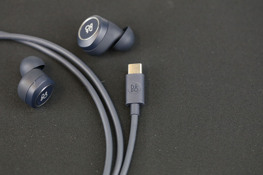 Bang & Olufsen Beoplay E8 2.0 true wireless earbuds charging cable | The Master Switch