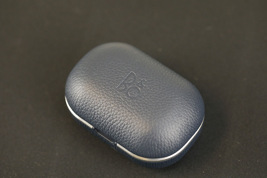 Bang & Olufsen Beoplay E8 2.0 true wireless earbuds charging case | The Master Switch